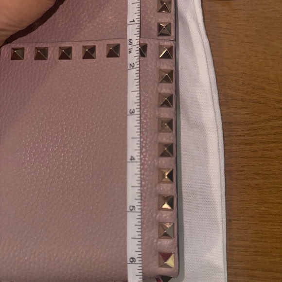 VALENTINO GARAVANI Pebbled Calfskin Rockstud Flat Pouch Poudre- Preloved w/COA - Picture 6 of 11